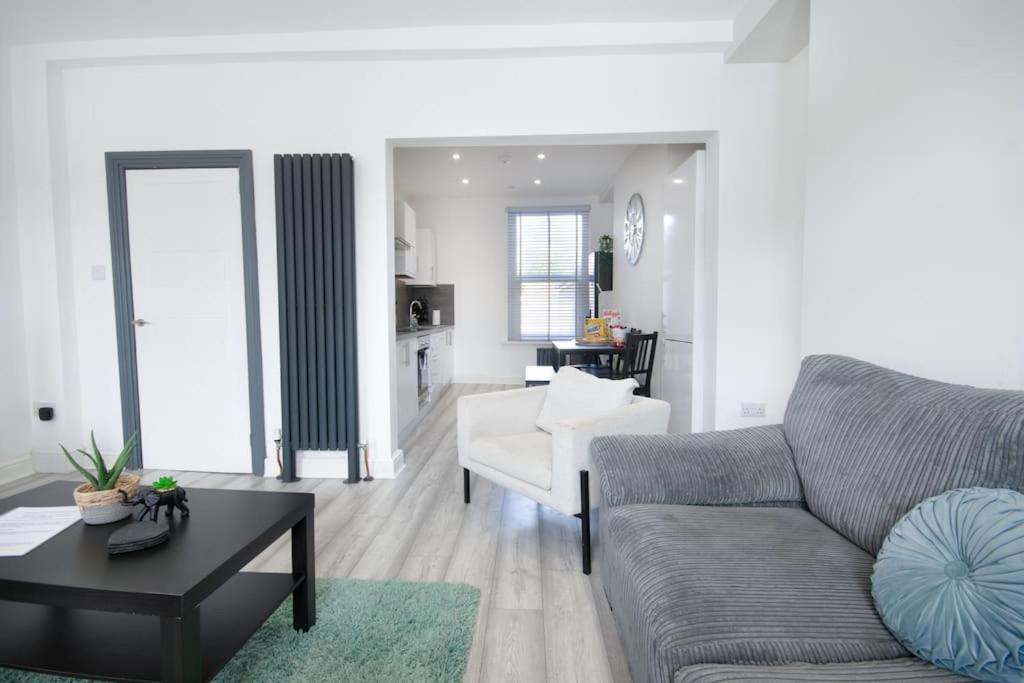 Luxe Living Family Home - Beach, Wifi, Parking Swansea Exterior photo
